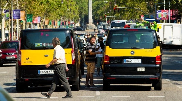 Las siete claves del conflicto entre los taxis y Uber y Cabify