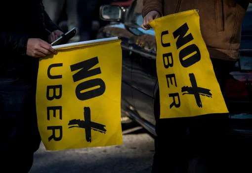 Unos carteles contra Uber durante la huelga