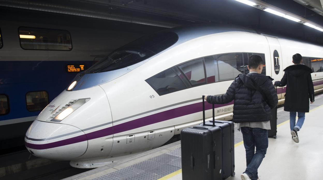 Un tren AVE en la estación de Barcelona