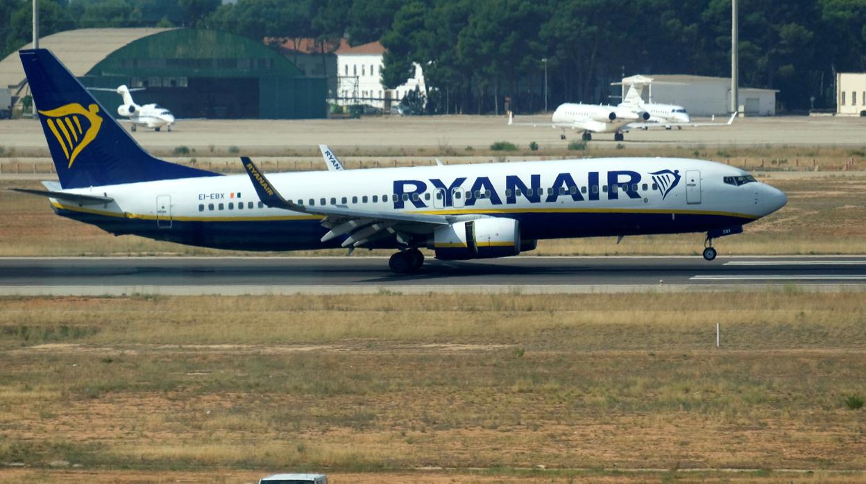 Un avión de Ryanair aterrizando en el aeropuerto de Valencia