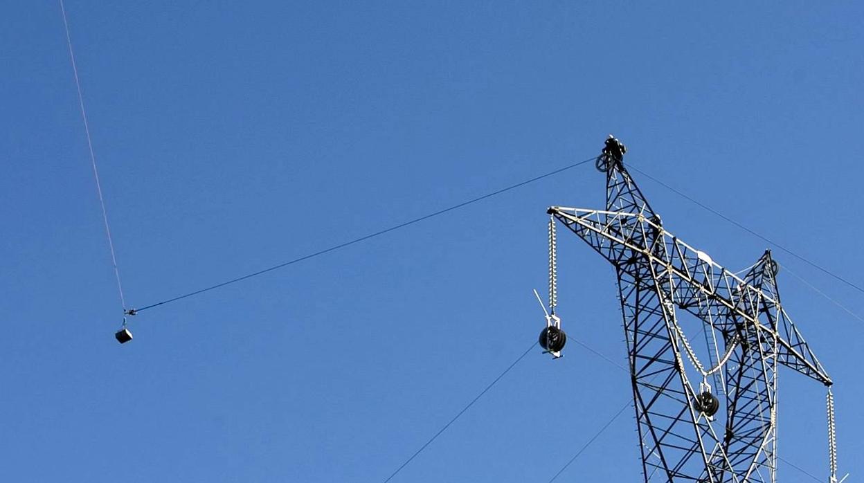 Obras en un tendido eléctrico