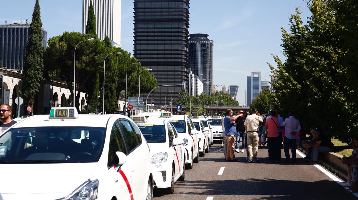 Una cola de taxis durante la huelga en Madrid