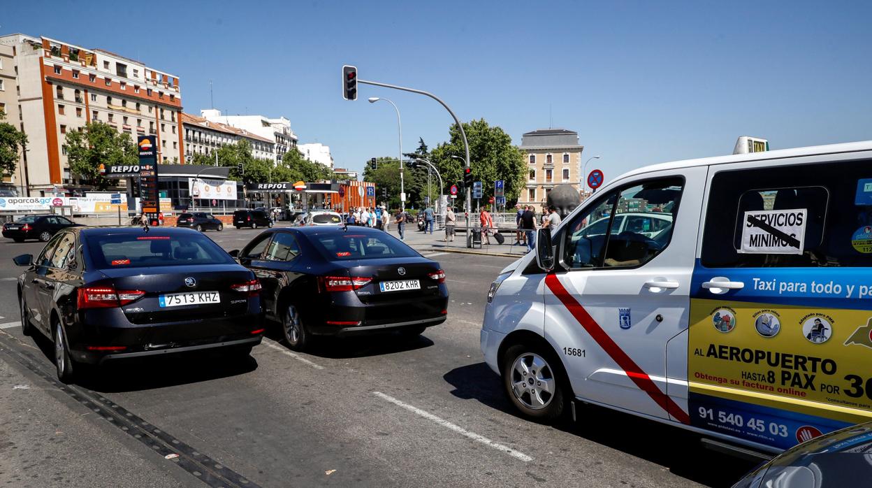 Dos vehículos con licencia VTC delante de un taxi en Madrid