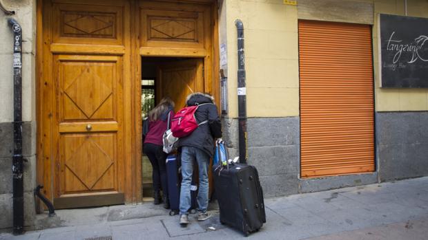 Competencia inicia una guerra contra los ayuntamientos por los pisos turísticos