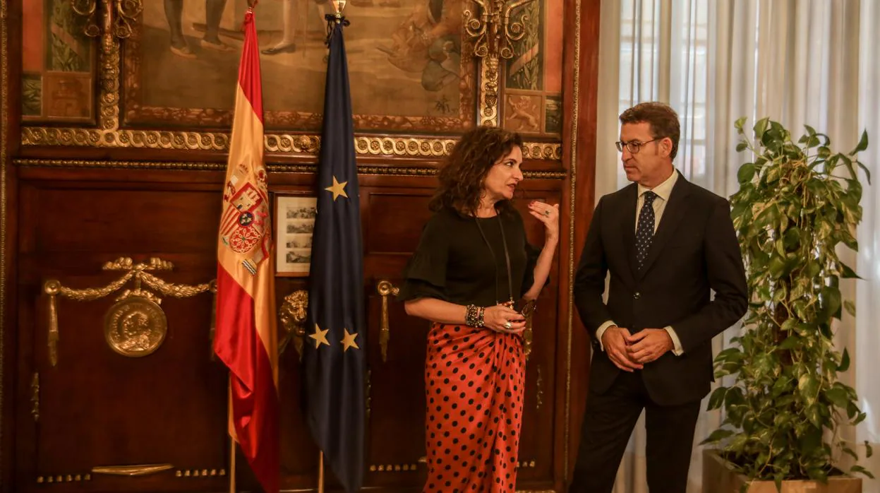 La ministra de Hacienda, María Jesús Montero, con el presidente de la Xunta de Galicia, Alberto Núñez Feijóo