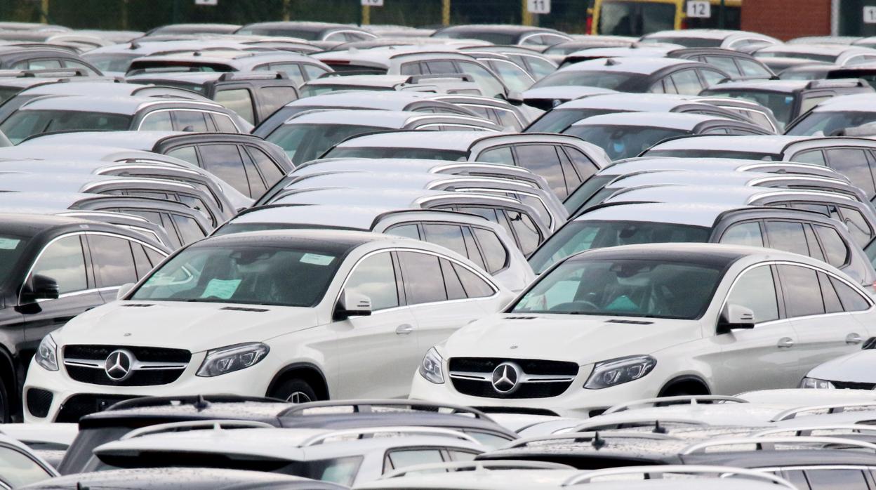 Automóviles de Mercedez Benz aparcados en una terminal del puerto de Bremerhaven, en julio de 2017