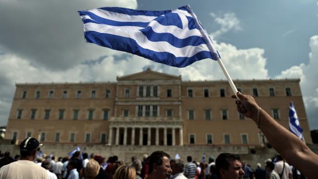 Grecia supera ocho años de rescates pero con un futuro incierto