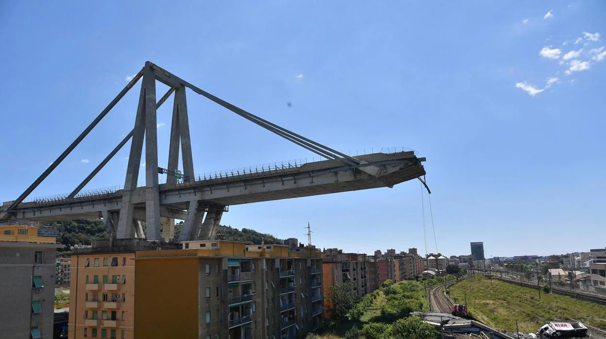 Vista de los restos del puente Morandi, que se derrumbó en Génova