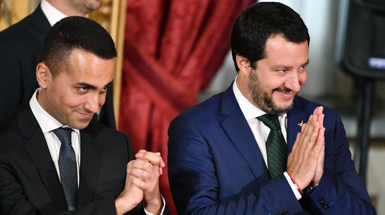 El ministro de Empleo e Industria italiano, Luigi Di Maio, (iz.) y el ministro de Interior, Matteo Salvini