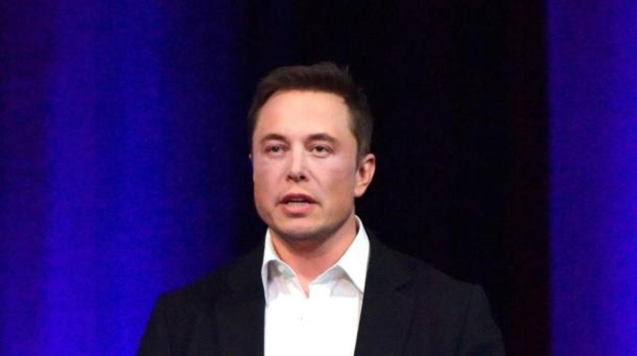 Elon Musk durante el anuncio de permanencia de Tesla en bolsa