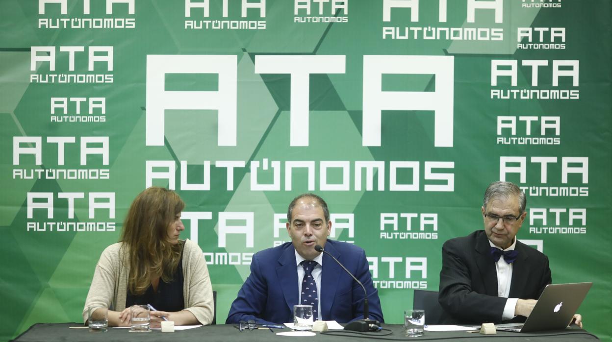 Lorenzo Amor, presidente de ATA (centro)