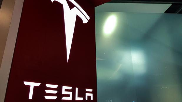 Los mercados acogen con caídas a Tesla después de confirmar que seguirá en Bolsa