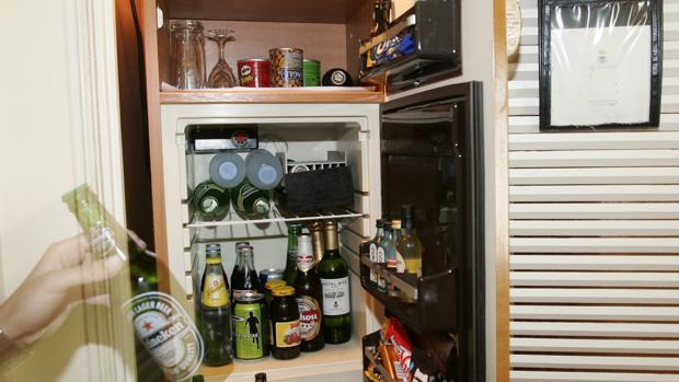 Uno de cada tres españoles se bebe las botellas de alcohol del minibar y luego las rellena con agua o zumo