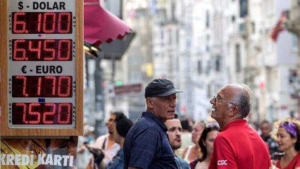 El efecto dominó de la crisis turca amenaza con sepultar a los emergentes