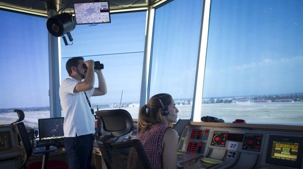 Controladores, un oficio de máxima precisión con un modelo en el aire