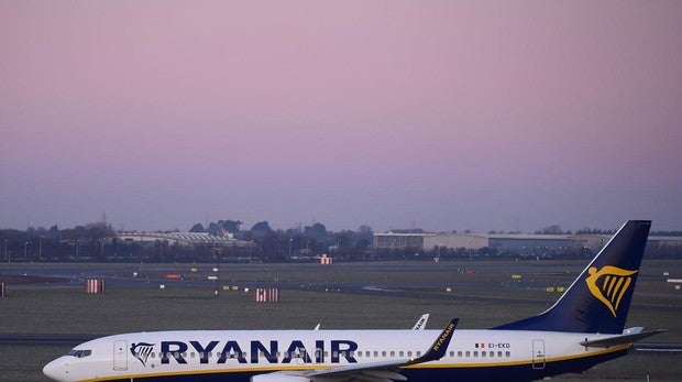 Los tripulantes de cabina de Ryanair se reúnen este viernes para convocar un nuevo calendario de huelgas