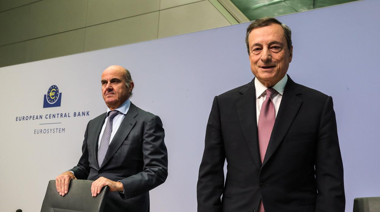 El presidente del BCE, Mario Draghi, junto con el vicepresidente, Luis de Guindos