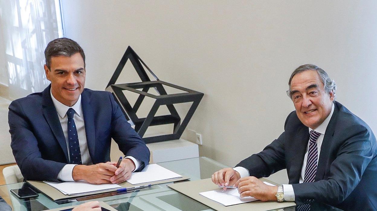 El presidente del Gobierno, Pedro Sánchez, junto al presidente de CEOE, Juan Rosell