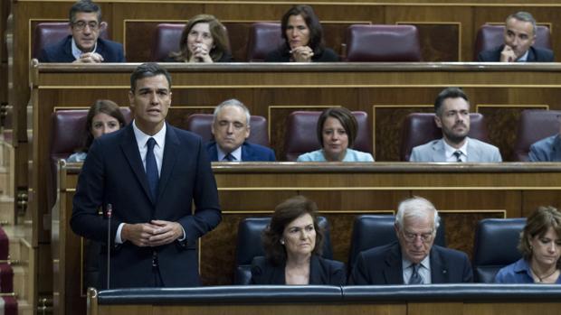 Sánchez se enronca en subir gasto e impuestos mientras las empresas piden reformas