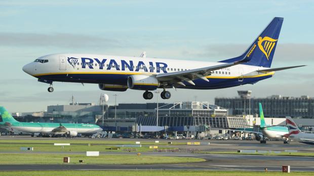 Los tripulantes de cabina y Ryanair no llegan a un acuerdo y Fomento impondrá los servicios mínimos de la huelga