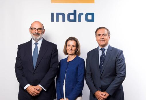 Fernando Abril-Martorell (Presidente de Indra), Cristina Ruiz (Consejera Directora General de TI) e Ignacio Mataix (Consejero Director General de T&D)