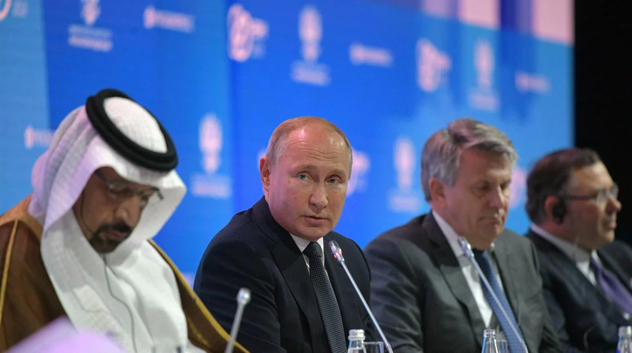 El ministro de Energía, Industria y Recursos Minerales de Arabia Saudí, Khalid A. Al-Falih (izda) junto al presidente de Rusia, Vladimir Putin (centro) y el presidente de la Royal Shell, Ben van Beurden