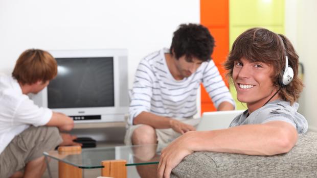 ¿Cómo contratar y pagar los gastos en un piso compartido?