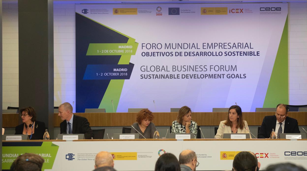 Elena Feoktistova, presidenta del Grupo de Trabajo de Desarrollo Sostenible de OIE; Matthias Thorns, director de Participación de los Grupos de Interés de la OIE; María Peña Mateos, consejera delegada del ICEX; Cristina Gallach, alta comisionada de España para la Agenda 2030 de Desarrollo Sostenible; Ana Plaza, secretaria general de CEOE; Gustavo de Hoyos Whalter, presidente de Coparmex; y Ángel Pes, presidente de la Red Española del Pacto Mundial de Naciones Unidas, participaron en el foro celebrado esta semana en la sede de la CEOE