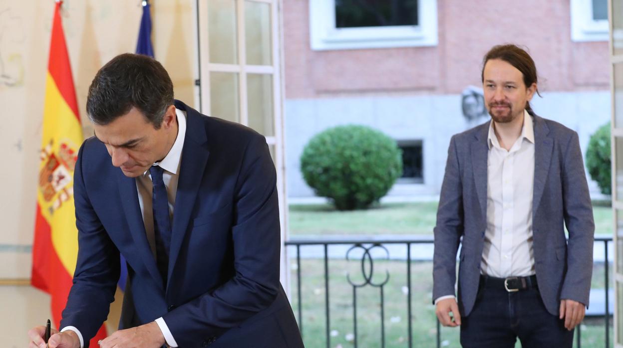 El presidente del Gobierno, Pedro Sánchez ,durante la firma hoy en el Palacio de la Moncloa del acuerdo sobre el proyecto de ley de presupuestos para 2019 con el secretario general de Podemos, Pablo Iglesias