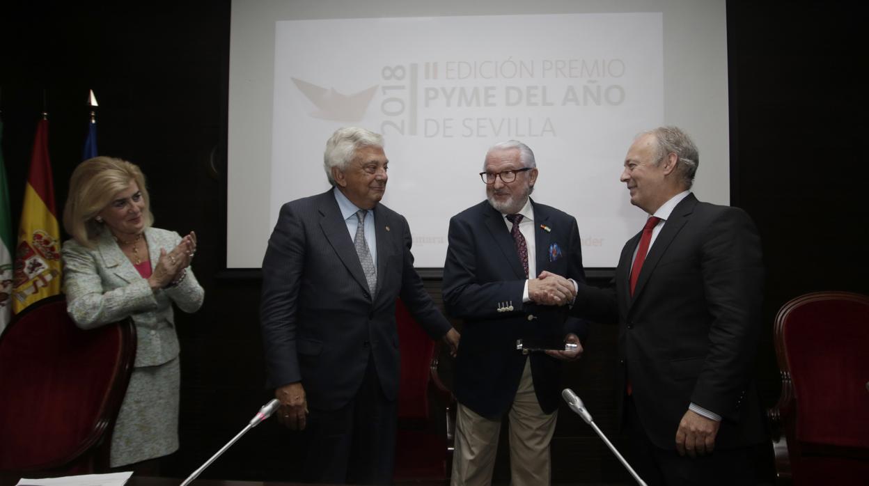 Juan Valle recoge el premio Pyme