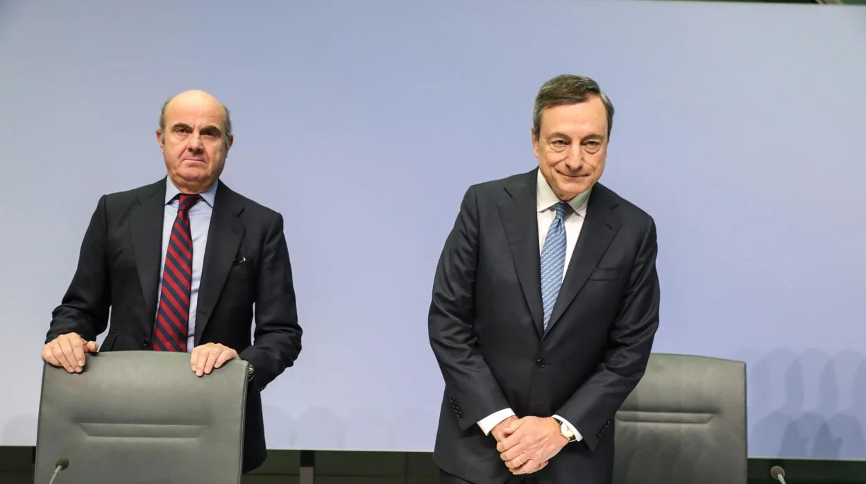 Mario Draghi, presidente del BCE, y Luis de Guindos, vicepresidente del BCE