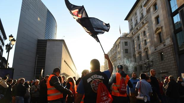 Cerca de un millar de taxistas se concentran ante el Congreso mientras se debate el decreto sobre las VTC