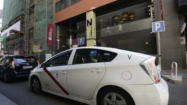 El coste del taxi y los VTC en Madrid y Barcelona puede variar entre 2 y 3 euros, según un estudio