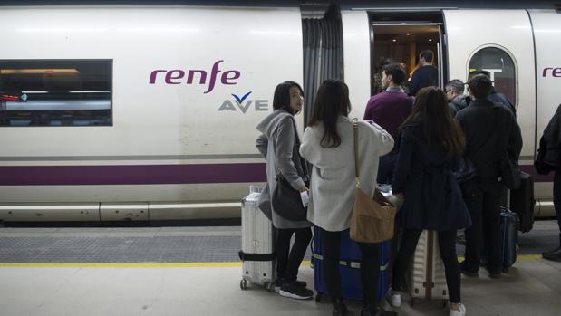 Renfe suprime 295 trenes de pasajeros la víspera del puente por la huelga