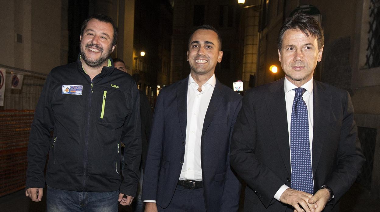 De izda a dcha: Los ministros italianos del Interior, Matteo Salvini, de Trabajo Luigi Di Maio y el primer ministro, Giuseppe Conte