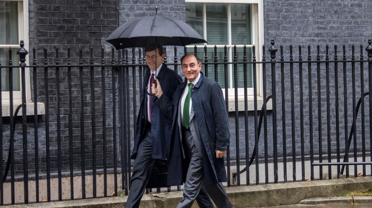 Vittorio Colao (CEO de Vodafone y vicepresidente de la ERT, e Ignacio Galán, presidente y CEO de Iberdrola, a su llegada al nº10 de Downing Street