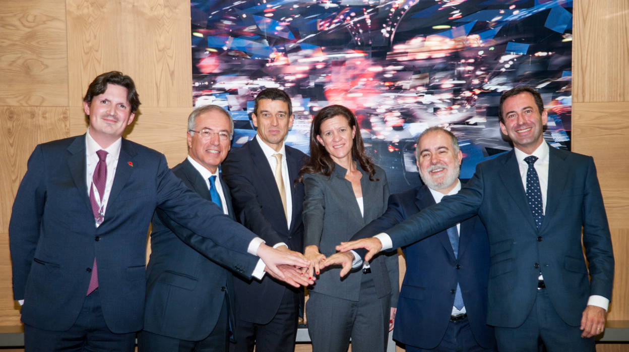 Phil T.B. Bownes (Wren House), Miguel Antoñanzas (presidente de Viesgo), Juan Caño (Macquarie), María Victoria Zingoni (Repsol), Francisco Vázquez (Repsol electricidad y gas) y Javier Anzola (Viesgo/Repsol electricidad y gas).