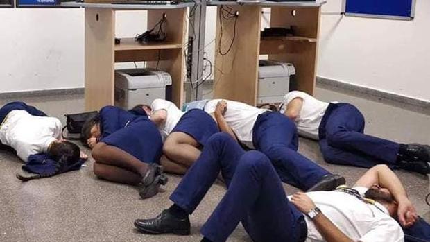 Ryanair despide a los tripulantes que difundieron una foto falsa para denunciar sus condiciones laborales