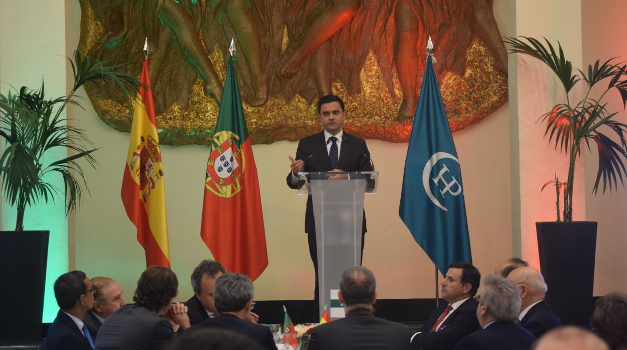El ministro portugués de Planeamiento e Infraestructuras, Pedro Marques, durante su intervención en una comida de la Cámara de Comercio Hispano Portuguesa