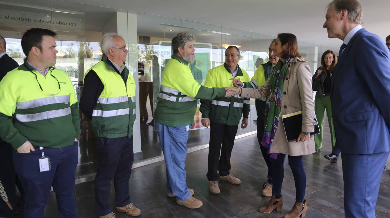 La ministra, junto a Richard Weissend, saluda a unos trabajadores