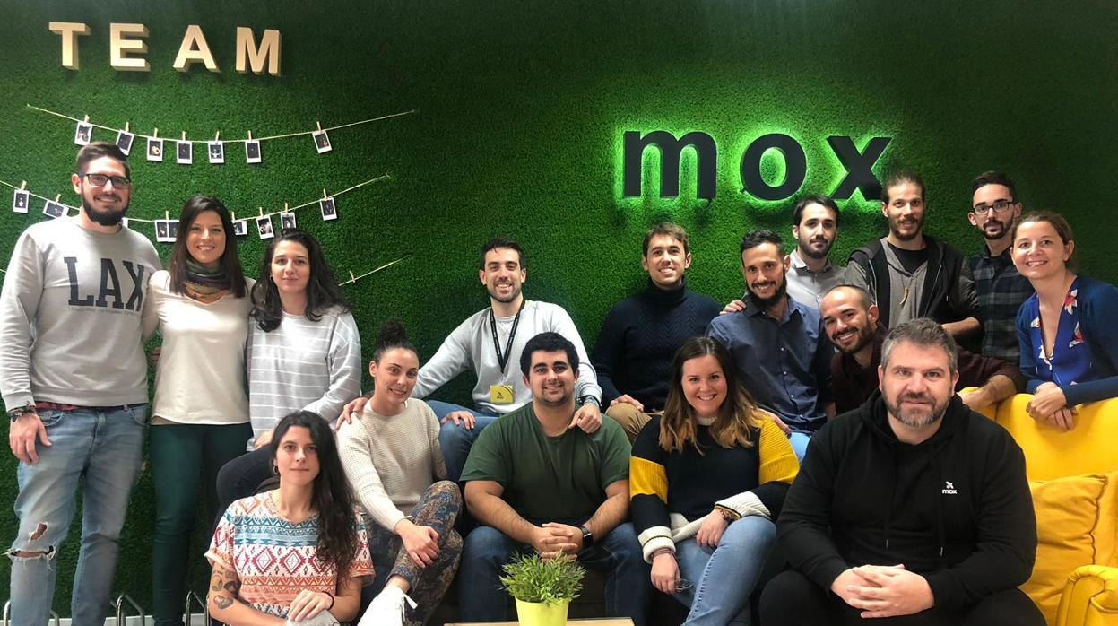 El equipo de oficina de Mox, con el CEO, Gregorio López, a la derecha