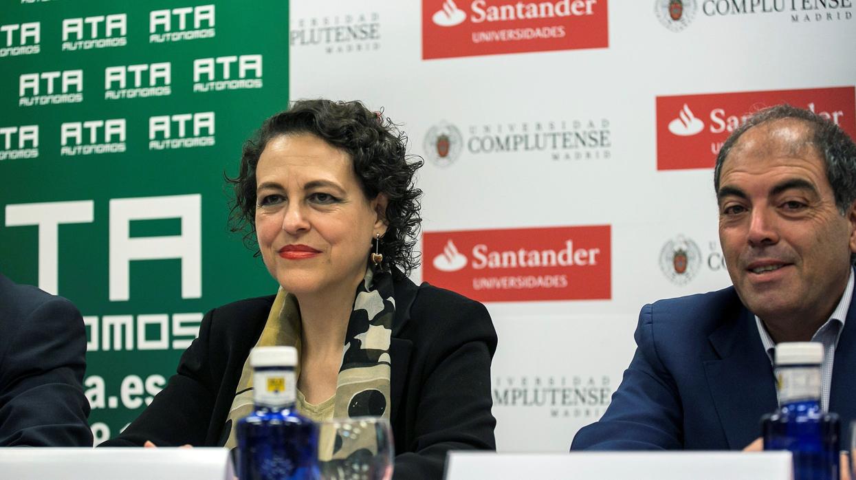 La ministra de Trabajo, Magdalena Valeriio (izda) junto al presidente de ATA, Lorenzo Amor