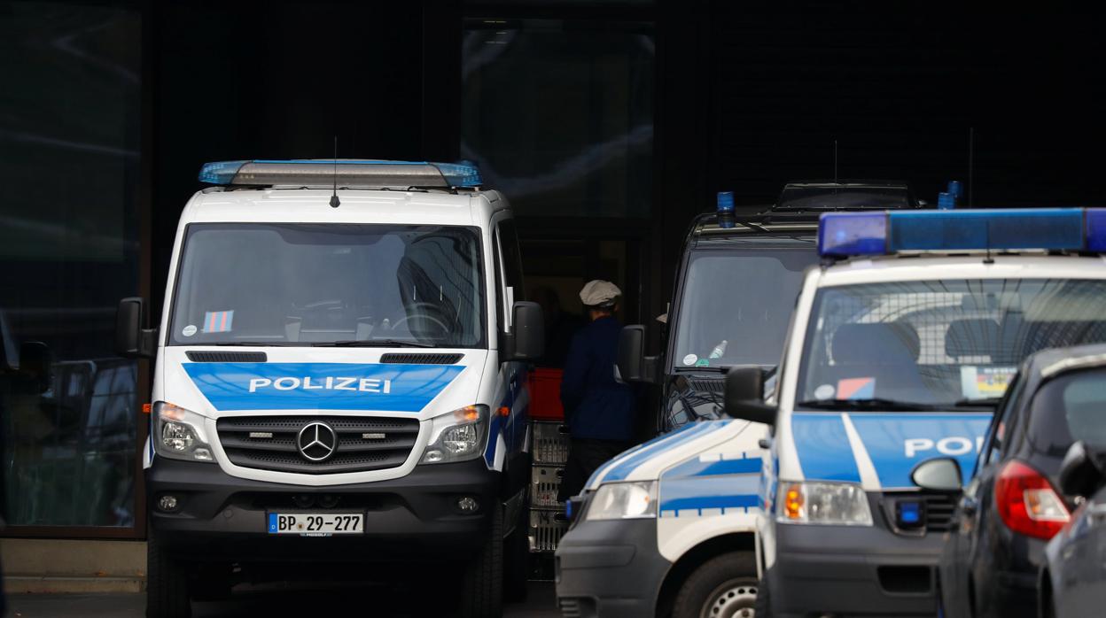 Vehículos de la Policía alemana en las oficinas centrales de Deutsche Bank