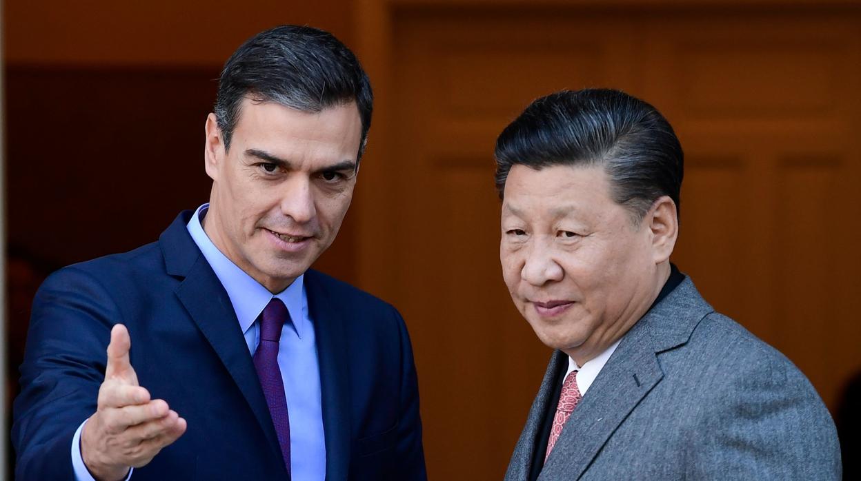 El presidente del Gobierno, Pedro Sánchez, junto a su homólogo chino en la visita de este último a España