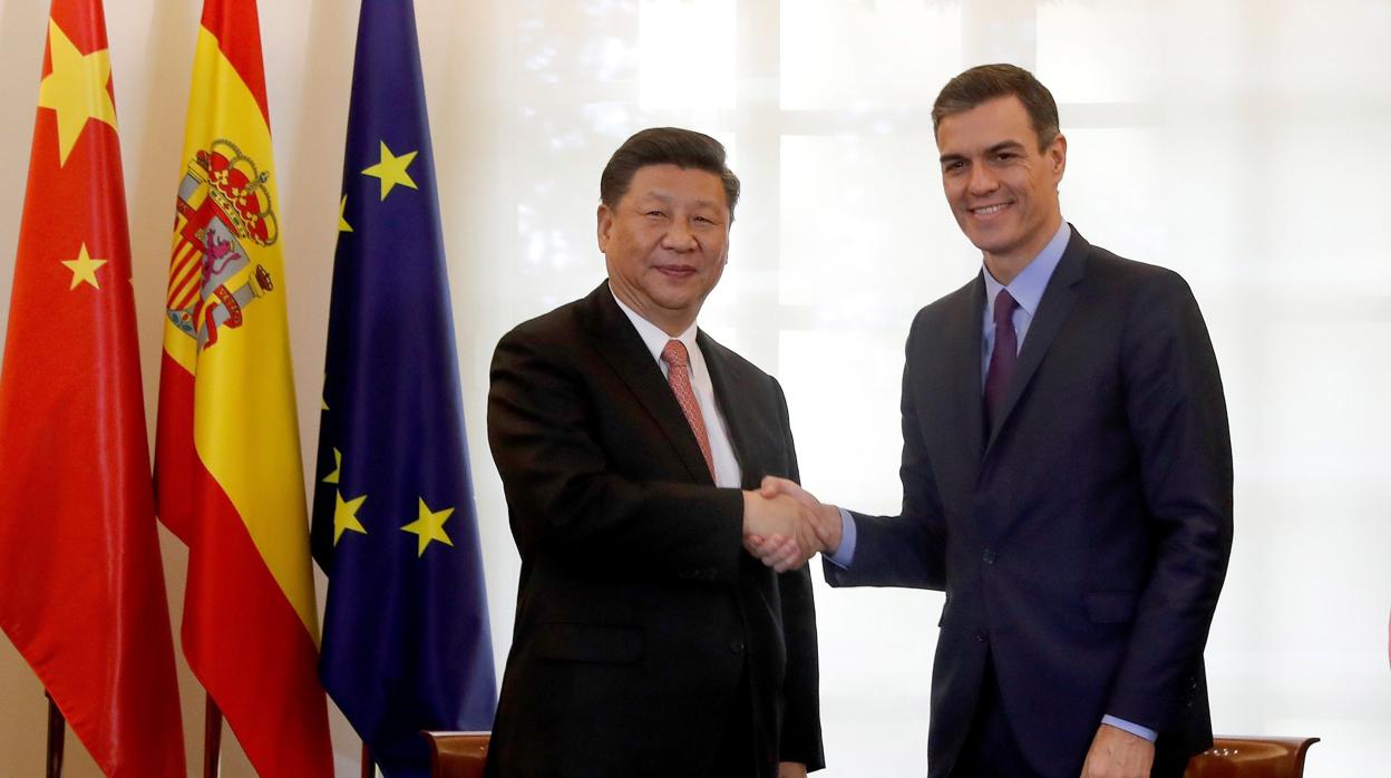 El presidente del Gobierno, Pedro Sánchez, junto a su homólogo chino durante la visita de este a España