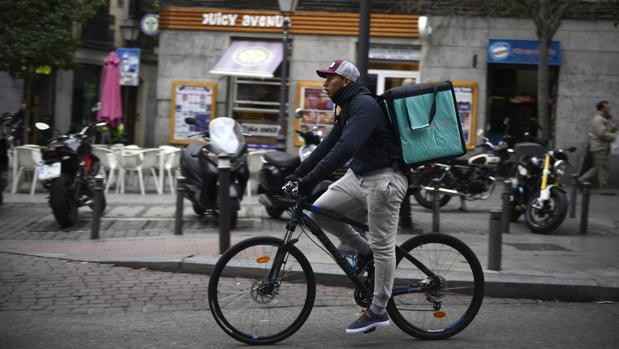 La justicia británica considera que los «riders» de Deliveroo son autónomos