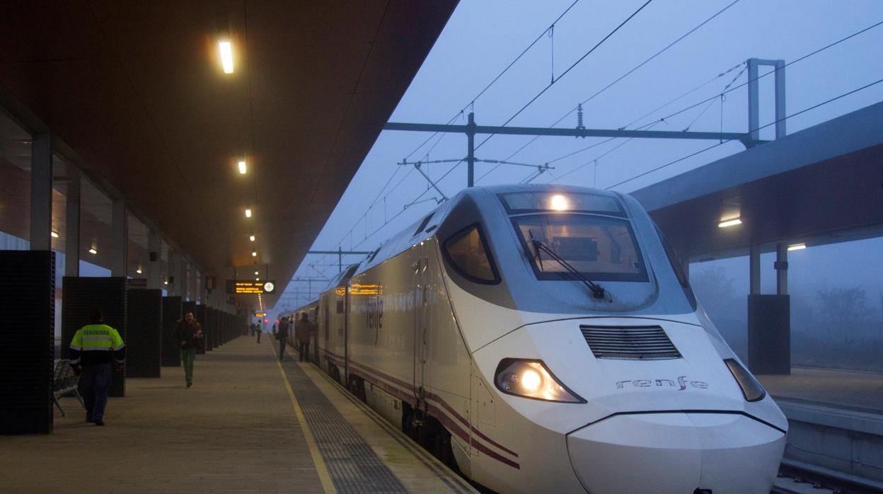Renfe cancela 154 trenes AVE y regionales por la huelga de interventores de hoy