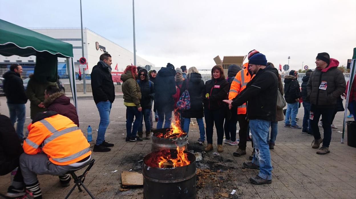 Concentración de trabajadores de Amazon en la puerta de su centro de San Fernando de Henares (Madrid)