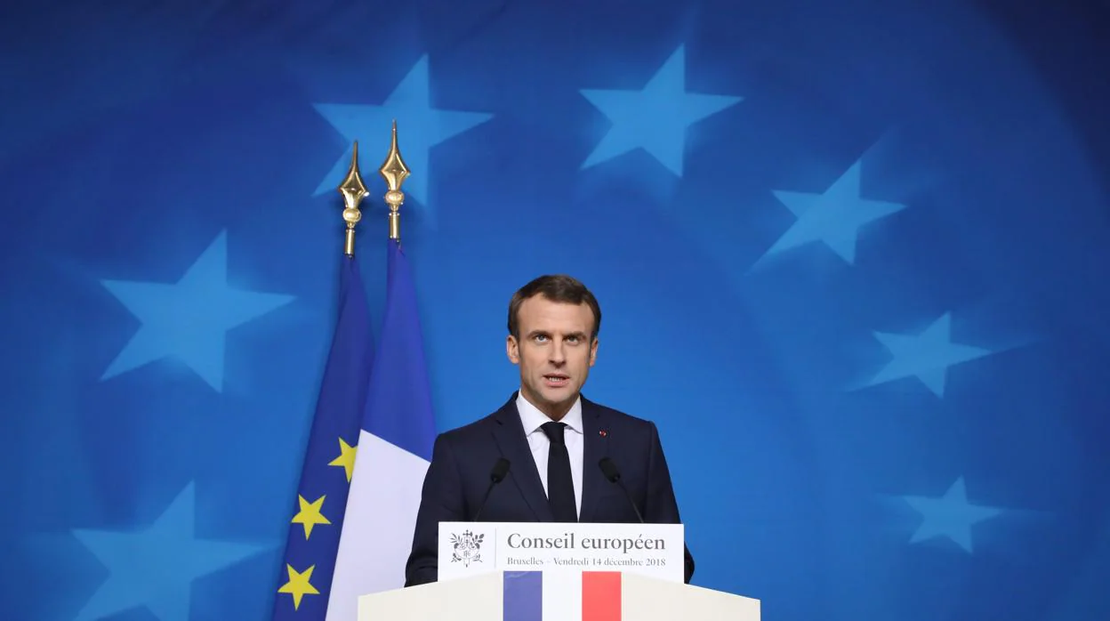 La Comisión Europea aduce que Francia vive «una emergencia social» por los «chalecos amarillos», entre otras cosas