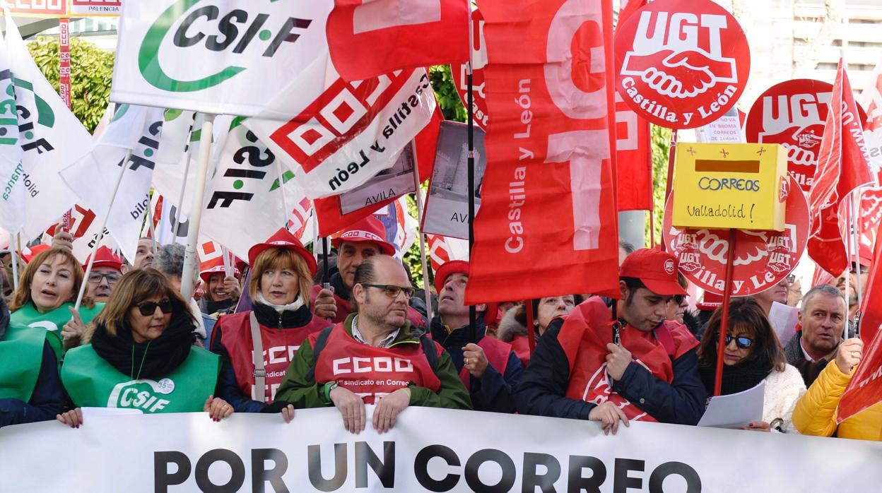 Correos se ha comprometido a lanzar ofertas de empleo para sumar 12.000 trabajadores hasta 2020